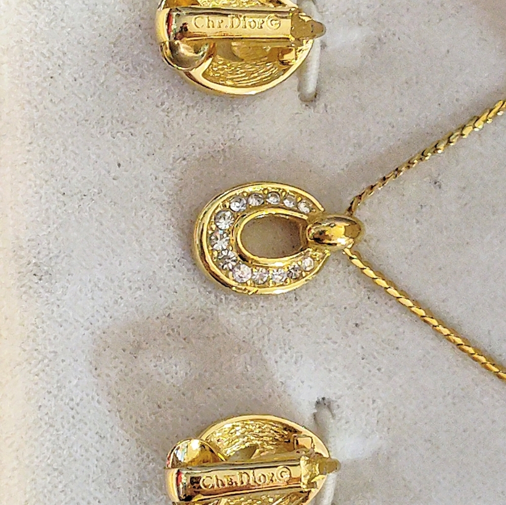 CHRISTIAN DIOR 18K GOLD PLATED DIOR NECKLACE & CLIP ON EARRINGS SET IN BOX - Picture 11 of 14